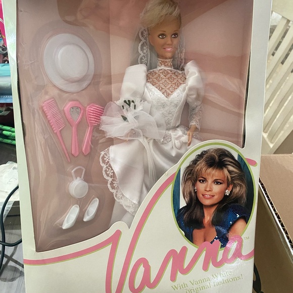 VANNA WHITE Limited Edition Original Wedding Dress and Doll New in Box - Picture 2 of 3